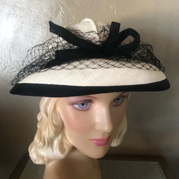 SPLENDID 1930s\' OFF-WHITE COLORED HAT WITH CREASED CROWN, SQUARED OFF FRONT BRIM